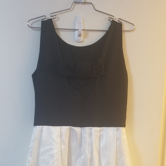 Sleeveless Embroidered Hem Floral Dress - Picture 4 of 7